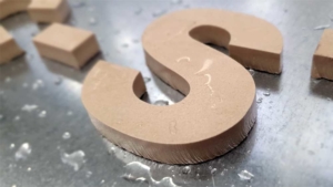 Buchstaben aus Fliesenplatten wassergestrahlt