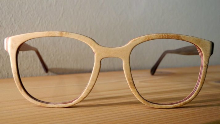 Brille aus Schichtholz gefräst