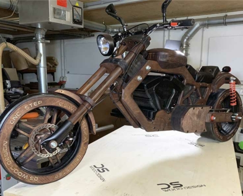Fertiges Holzmotorrad in Nussbaum