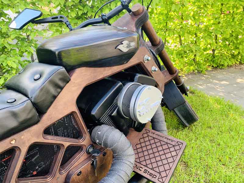 Holzmotorrad mit authentischem Sattel &Tank