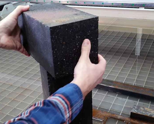 Wasserstrahlgeschnittener Betonblock