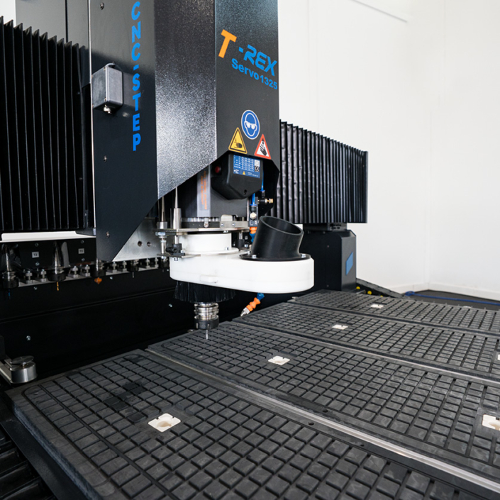 CNC-Portalfraesmaschine mit Arbeitsfläche für Plattenmaterial CNC-Portalfraesmaschine T-Rex-Servo mit Arbeitsfläche für Plattenmaterial