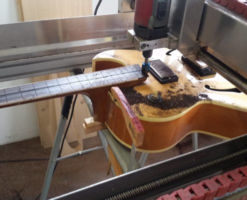 Gitarren aus Holz unter der Fräsmaschine bearbeiten