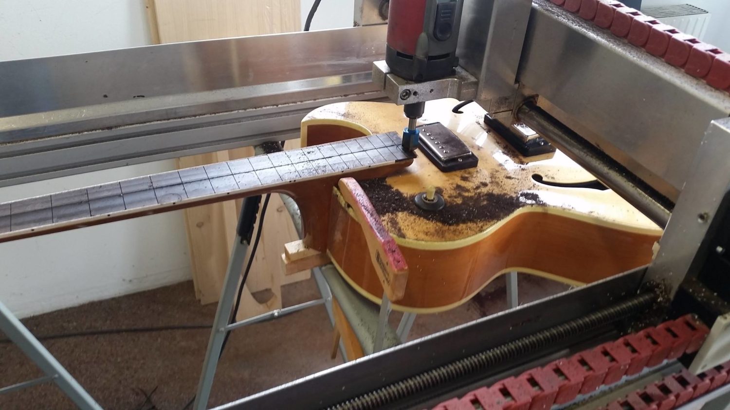 High-Z CNC Fräse über einer Akustikgitarre