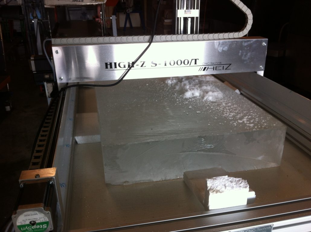 Eisblock auf Fräsmaschine