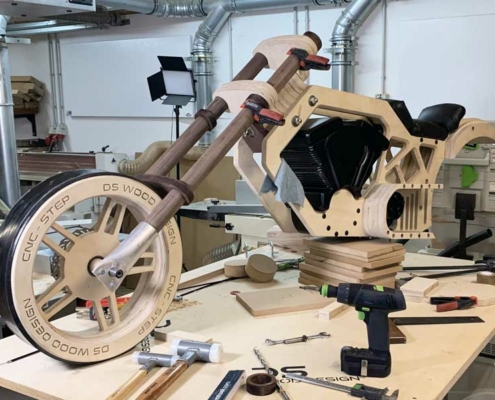 Die Erstmontage des Holzmotorrads