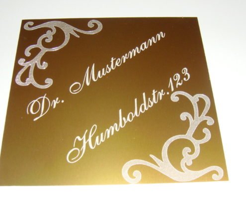 Messing gravieren: Adressschild