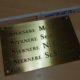 Messing gravieren: großes Messingschild