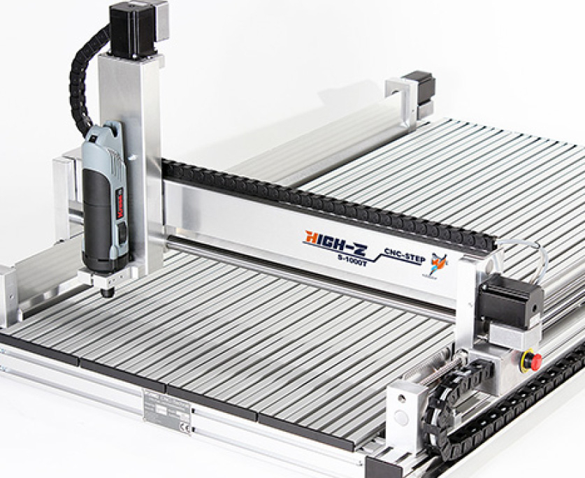 Modern eingerichtetes Schlafzimmer mit maßgefertigten Holzelementen aus CNC-Produktion