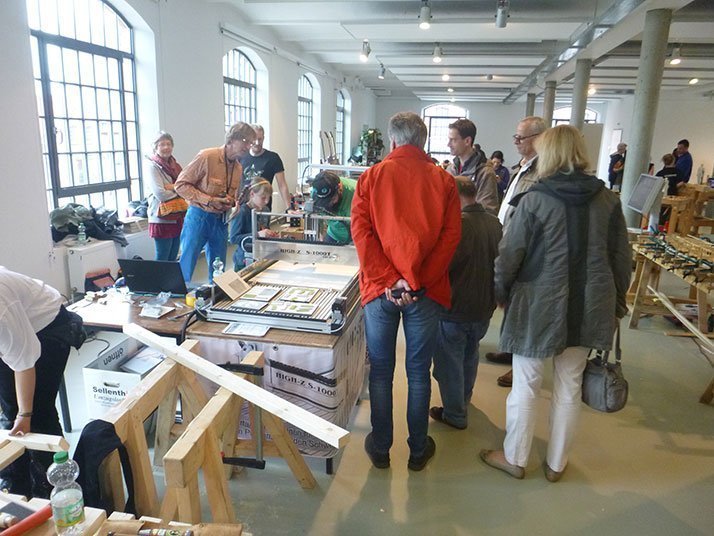 Besucher auf der Ausstellung Holz bewegt