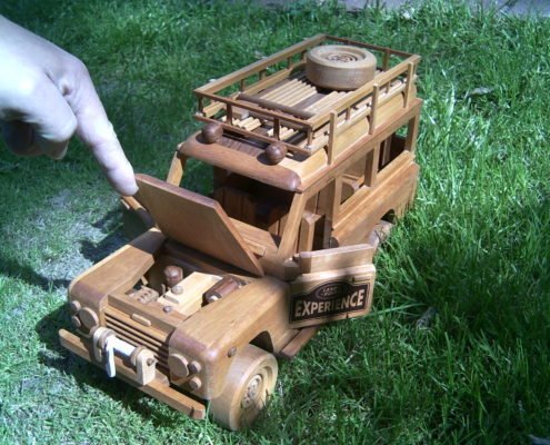 Holzmodell Geländewagen Jeep Holzspielzeug