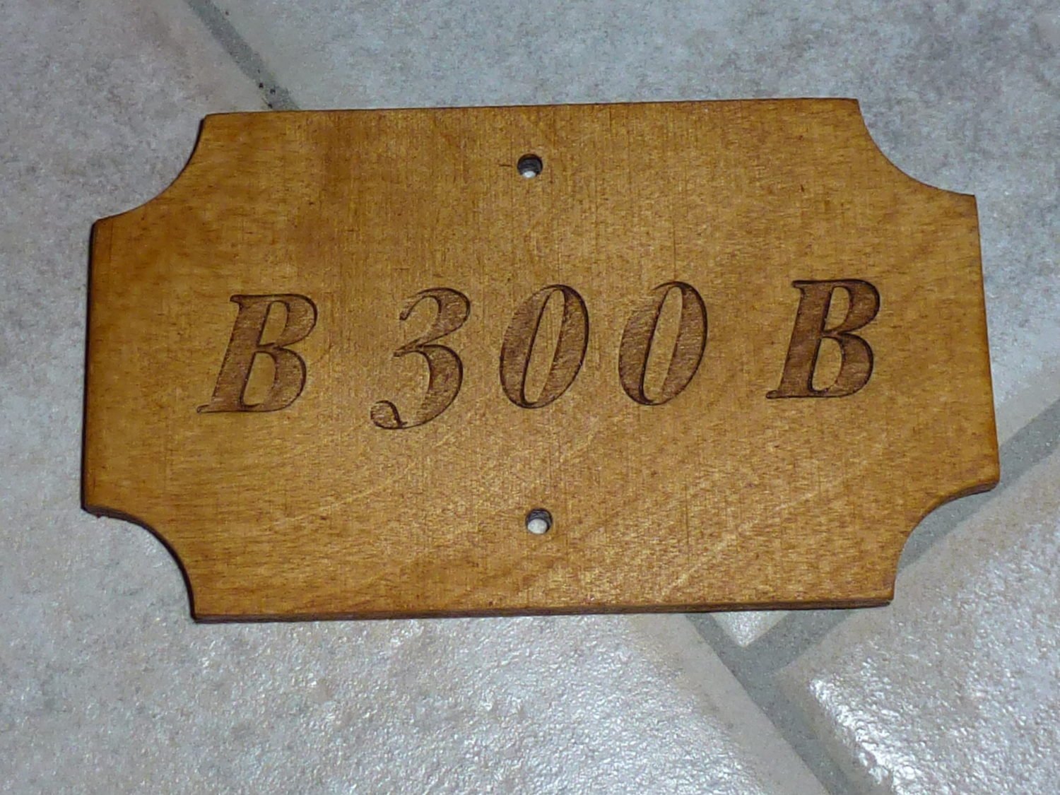 Kleines Holzschild Raumnummer
