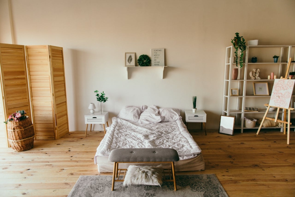 Modern eingerichtetes Schlafzimmer mit maßgefertigten Holzelementen aus CNC-Produktion