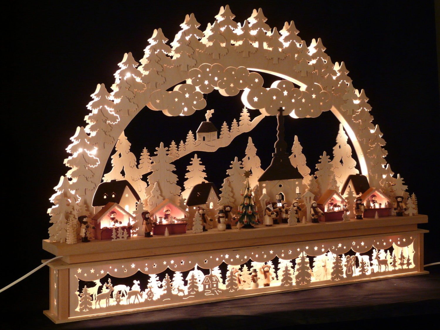 Schwibbogen beleuchtet Weihnachtsmarkt